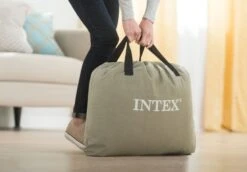 Intex Pillow Rest Raised Luchtbed - Queensize - Ingebouwde Elektrische Pomp -Kampeeruitrusting 1320 1900 64124 inuse1 2017 300