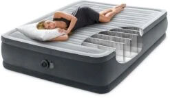 Intex Comfort Plush Hoog Luchtbed - Queensize - Ingebouwde Elektrische Pomp 15 Intex Comfort Plush Hoog Luchtbed - Queensize - Ingebouwde Elektrische Pomp -Kampeeruitrusting 1320 1900 64414 inuse3 2023 300