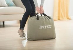 Intex Comfort Plush Extra Hoog Luchtbed - Queensize - Ingebouwde Elektrische Pomp 21 Intex Comfort Plush Extra Hoog Luchtbed - Queensize - Ingebouwde Elektrische Pomp -Kampeeruitrusting 1320 1900 64418 inuse1 2017 300