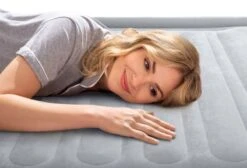 Intex Comfort Plush Extra Hoog Luchtbed - Queensize - Ingebouwde Elektrische Pomp 20 Intex Comfort Plush Extra Hoog Luchtbed - Queensize - Ingebouwde Elektrische Pomp -Kampeeruitrusting 1320 1900 64418 inuse2 2022 300