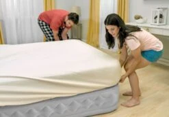 Intex Supreme Air Flow Luchtbed - Eenpersoons - Ingebouwde Elektrische Pomp -Kampeeruitrusting 1320 1900 64488 inuse1 2020 300