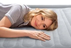 Intex Comfort Plush Luchtbed - Eenpersoons - Ingebouwde Elektrische Pomp 17 Intex Comfort Plush Luchtbed - Eenpersoons - Ingebouwde Elektrische Pomp -Kampeeruitrusting 1320 1900 67766 inuse4 2022 300