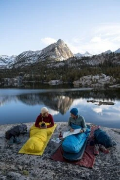 Therm-A-Rest Space Cowboy Mummymodel Slaapzak 20 Therm-A-Rest Space Cowboy Mummymodel Slaapzak -Kampeeruitrusting 1900 1267 2022 thermarest sierranevada california patitucci 0220 1