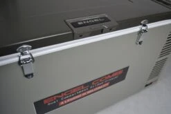 Engel MD60F-C Dual-zone Compressor Koelbox - 57 Liter 9 Engel MD60F-C Dual-zone Compressor Koelbox - 57 Liter -Kampeeruitrusting 1900 2849 md60fc verschluss detail