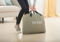 Intex Prime Comfort Luchtbed - Eenpersoons - Ingebouwde Elektrische Pomp -Kampeeruitrusting 899 1294 64162 inuse2 2020 300