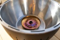 LotusGrill XL Hybrid Houtskoolbarbecue - Rood -Kampeeruitrusting lotusgrill binnenkant pitje 3