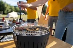 LotusGrill XL Hybrid Houtskoolbarbecue - Rood -Kampeeruitrusting lotusgrill in gebruik hamburger 3